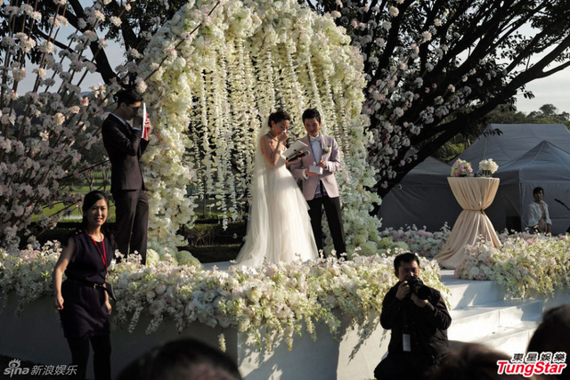 汪圆圆与富少蔡加赞结婚 豪宅行礼