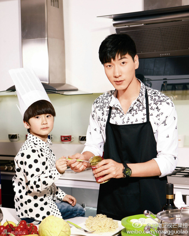 张亮天天亲子写真化身大厨