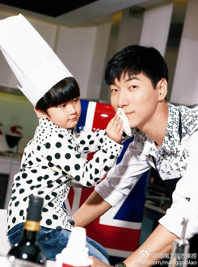 张亮天天亲子写真化身大厨