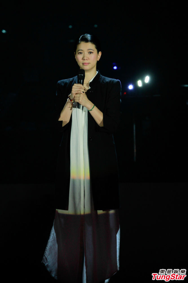 袁咏仪在台上