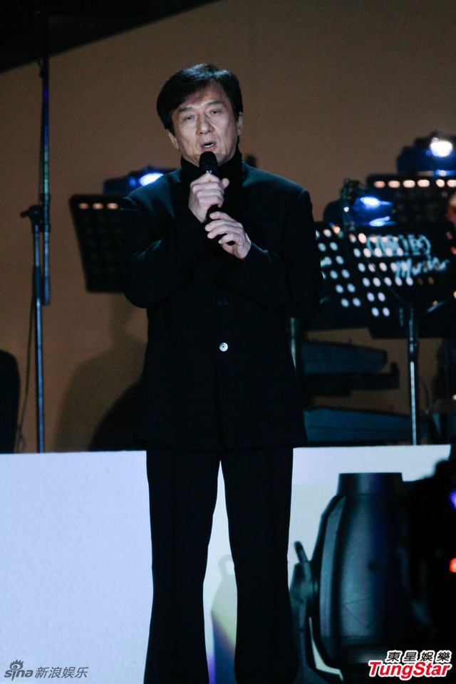 成龙亮相
