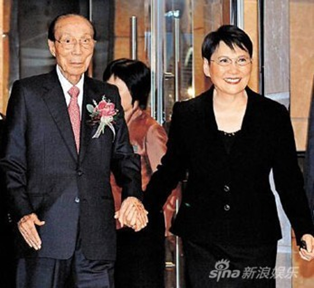邵逸夫与方逸华总爱牵手亮相