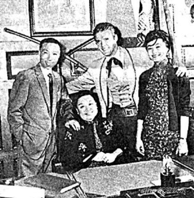邵逸夫早年与原配夫人黄美珍（坐者）等合影