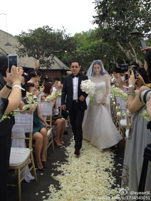 杨幂走铺满鲜花的地毯