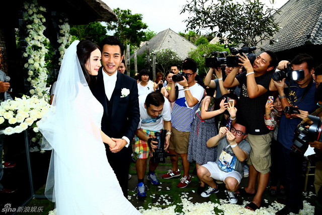 新婚夫妻接受大家祝福