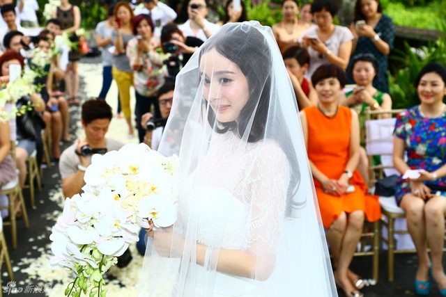 杨幂甜美动人