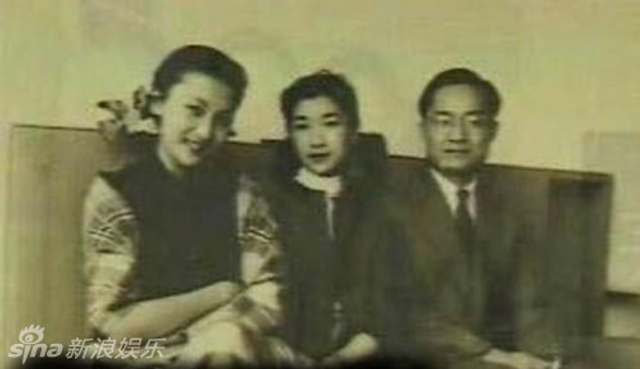 年轻时的金庸(右一)