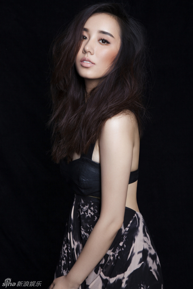 吕一性感写真深v露背