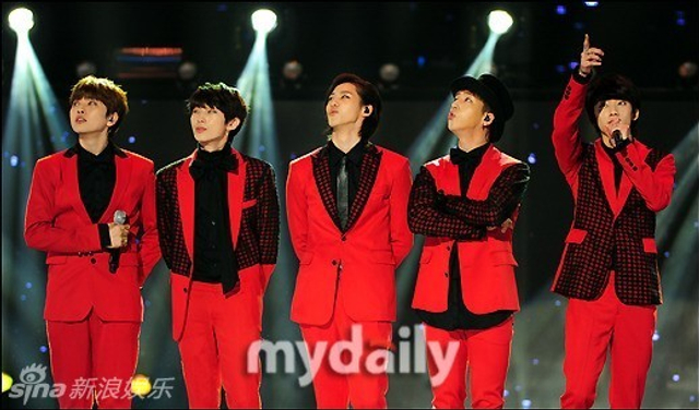 B1A4一身红装