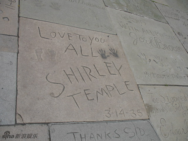 星光大道手印，“爱你们所有人”。