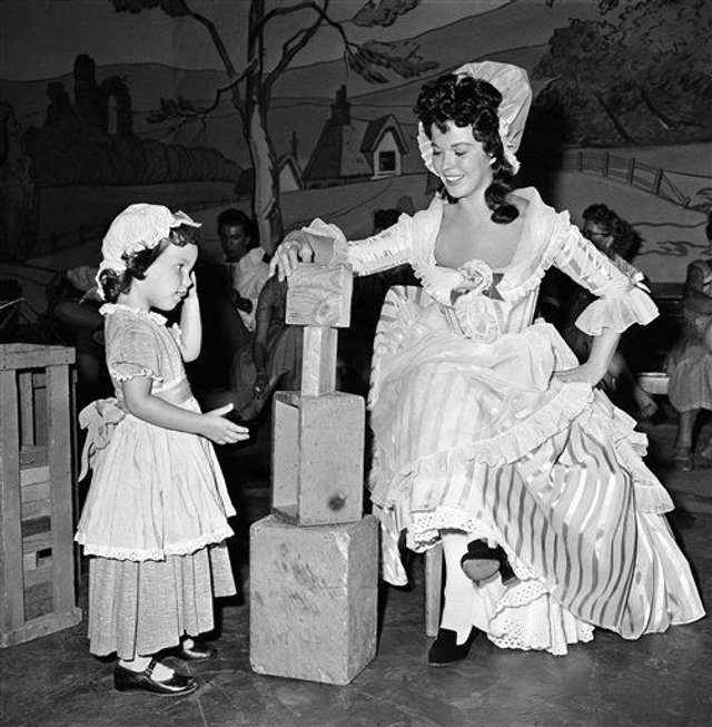 1958年，秀兰和5岁的女儿洛瑞