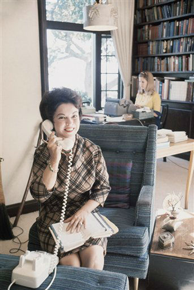 1967年，竞选国会议员的秀兰在处理政务