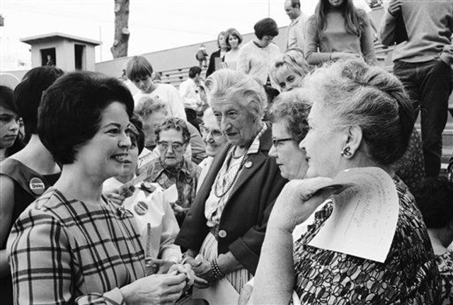 1967年，竞选国会议员的秀兰与选民交谈