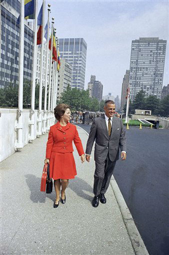 1969年的秀兰已然是政界明星