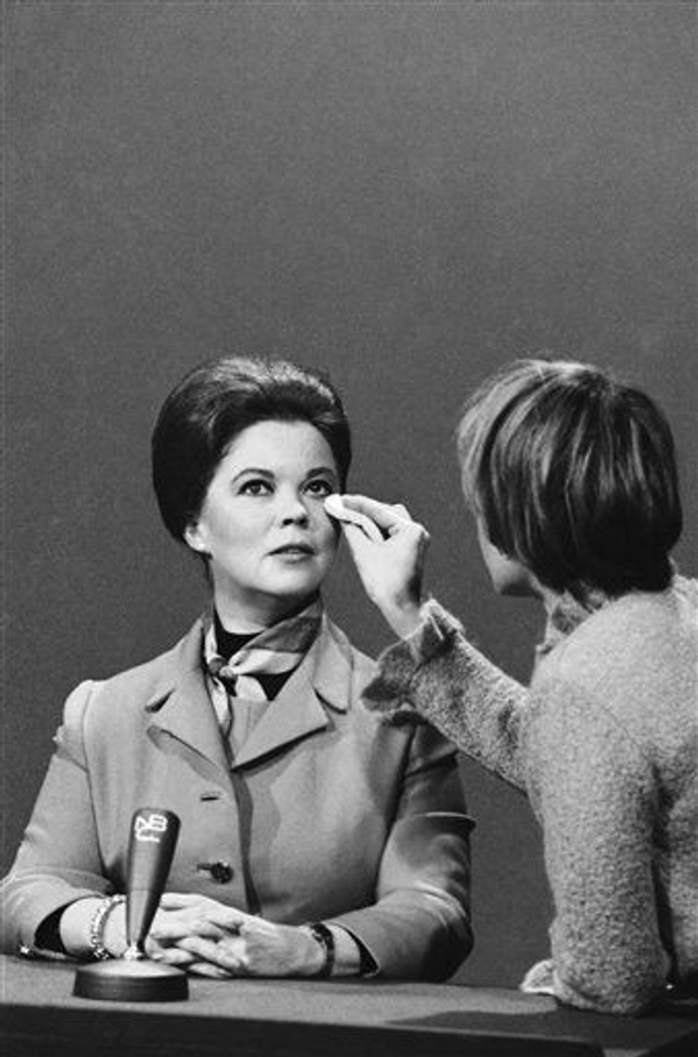 1972年做客NBC电视节目间隙补妆