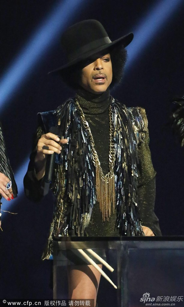 Prince“土豪”打扮颁发英国最佳女歌手