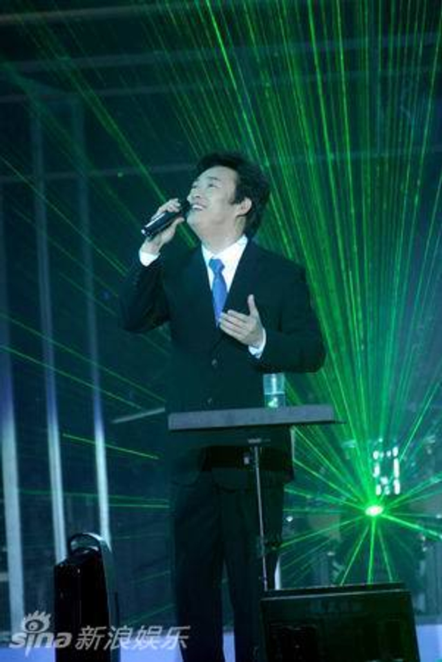 费玉清演唱标配：头微抬 嘴微笑