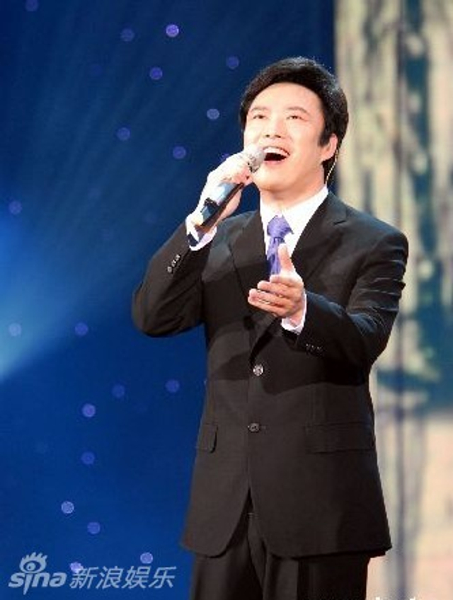 费玉清演唱标配：头微抬 嘴微笑