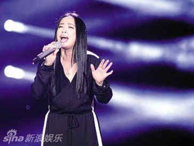 黄绮珊飙高音标配：嘴张大 五指张开身旁放