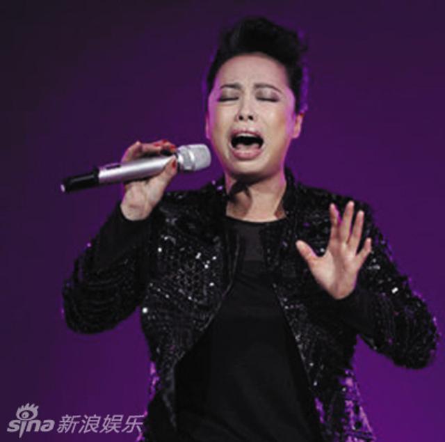 黄绮珊飙高音标配：嘴张大 五指张开身旁放