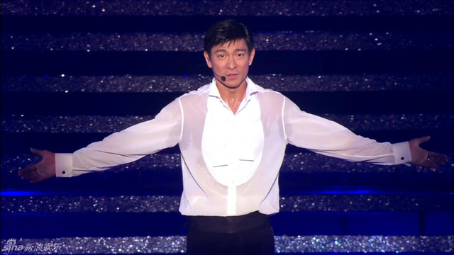 刘德华习惯手势：双手伸开做拥抱状