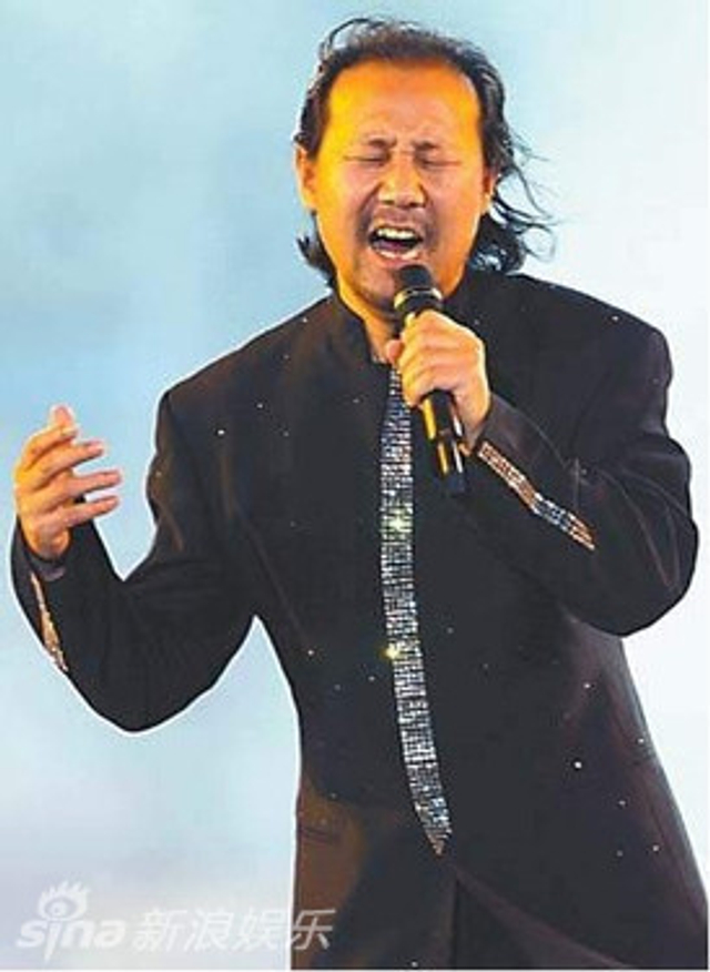 腾格尔唱歌标配：弯腰 张大嘴 面部狰狞
