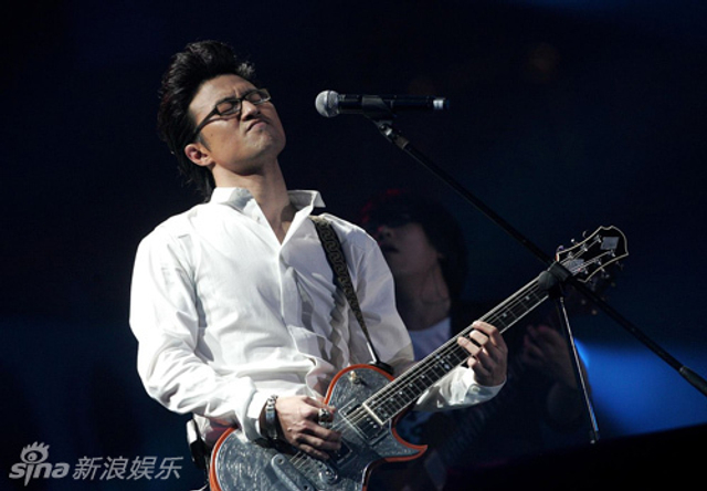 汪峰唱歌标配：闭眼 爆筋 自陶醉