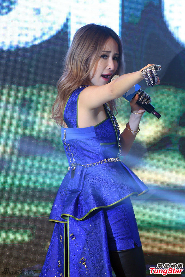 29           歌手萧亚轩(elva)26日晚间出席活动,她一身亮蓝色