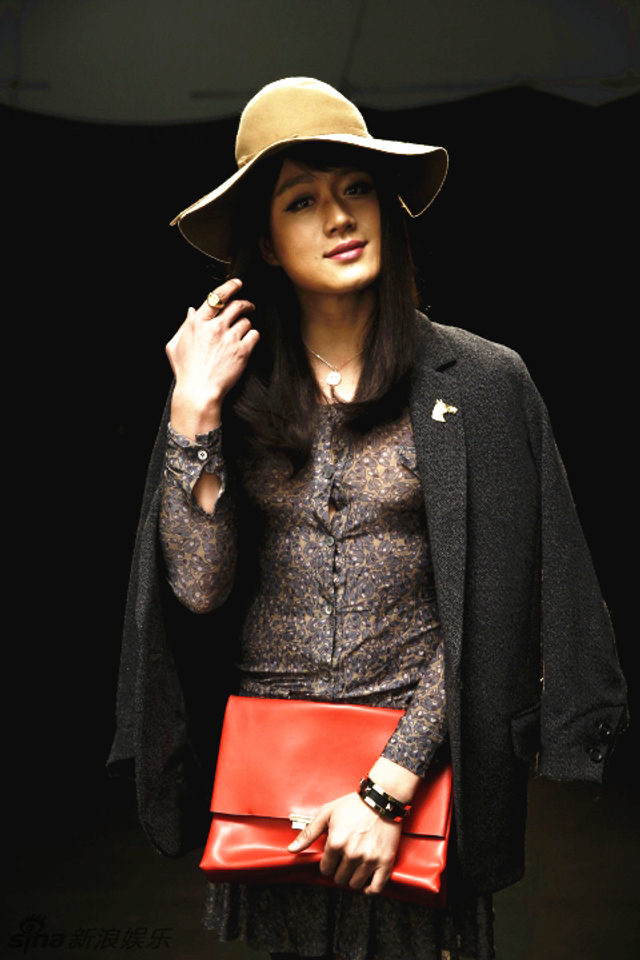 佟大为轻抚秀发