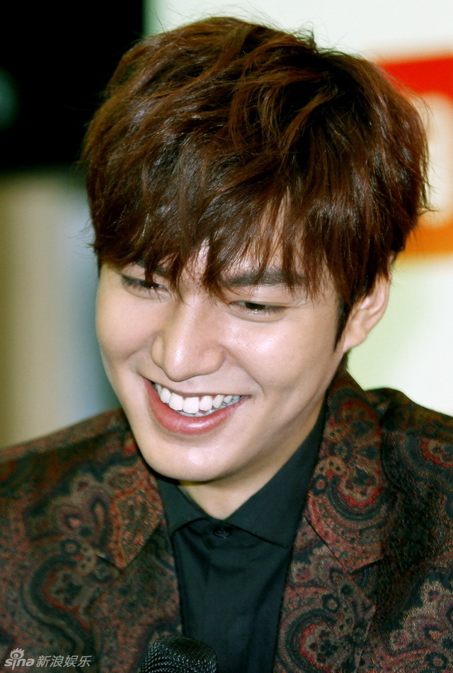 李敏镐嘟嘴吐舌狂卖萌