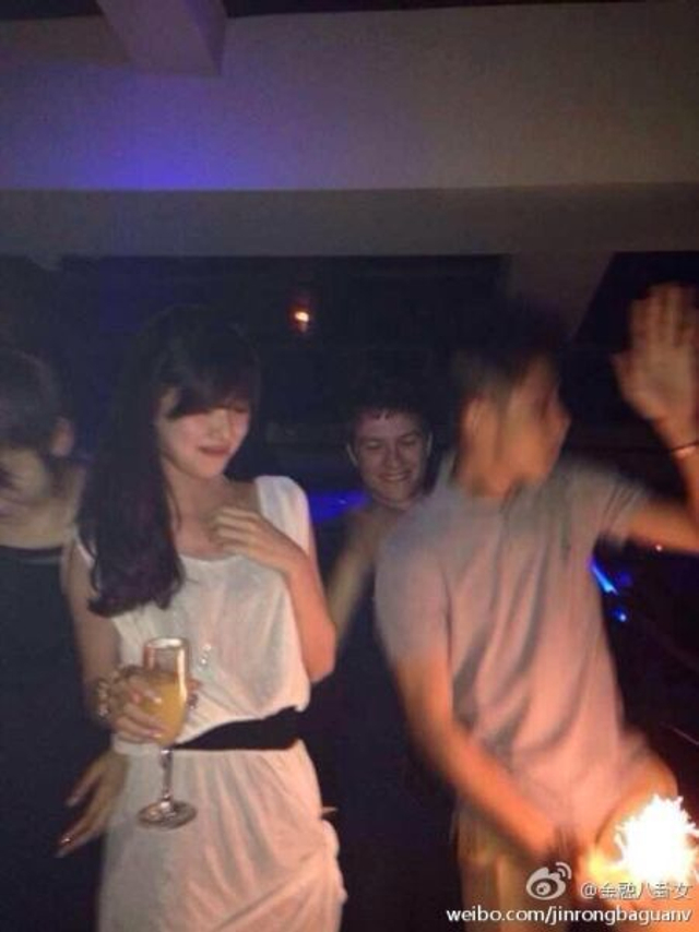 奶茶妹与刘强东夜店初相识