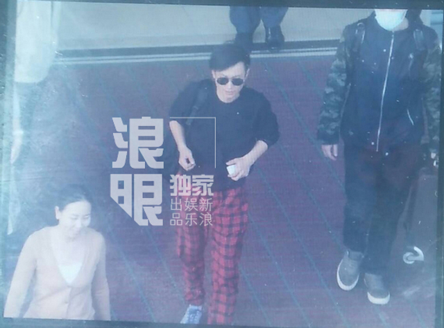 文章出轨门后现身机场