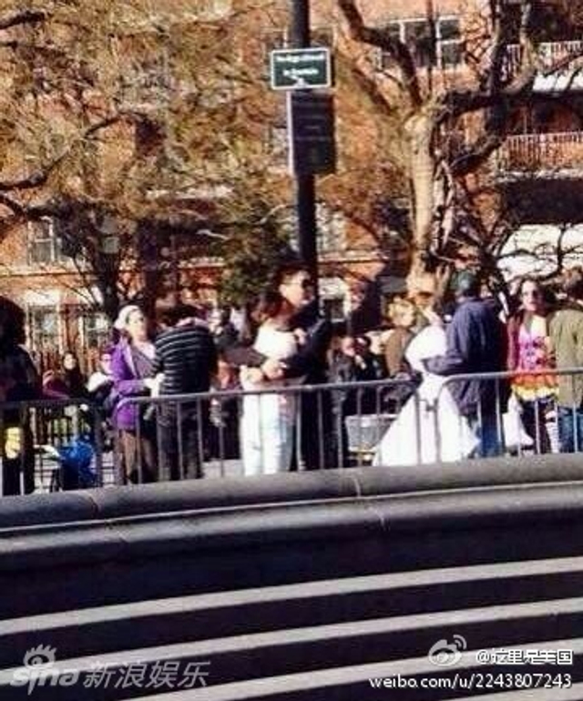 二人街头紧紧拥抱