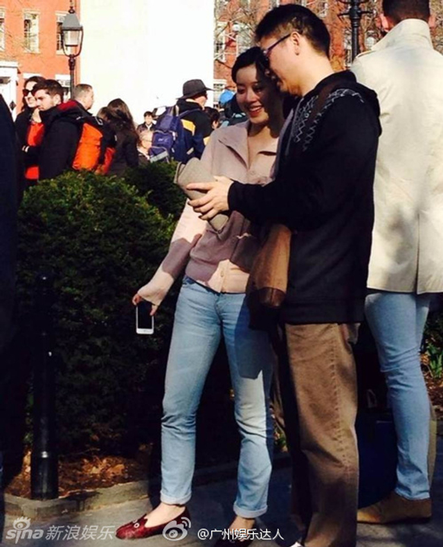 二人街头亲密