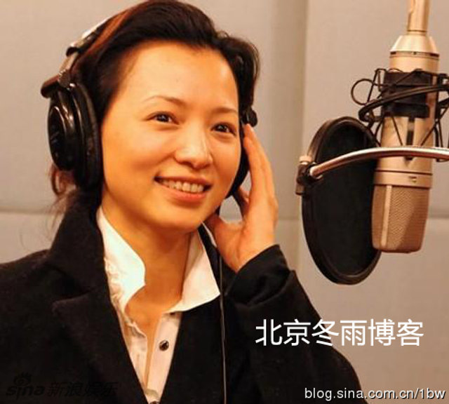 董卿工作时照片
