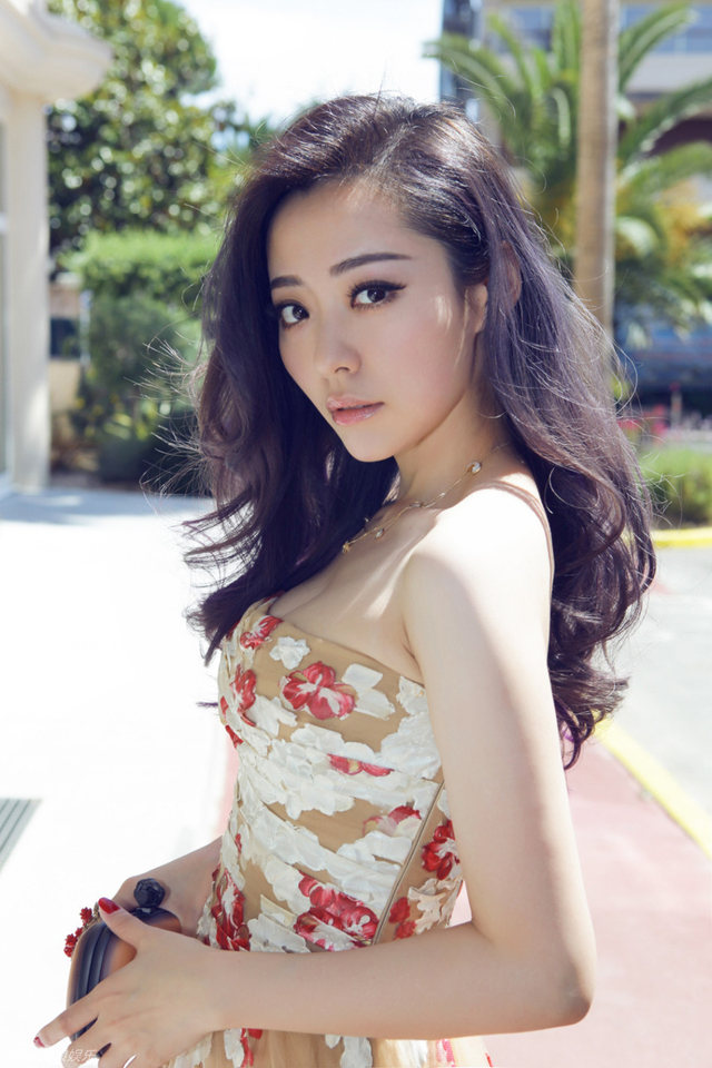 张靓颖亮相戛纳红毯
