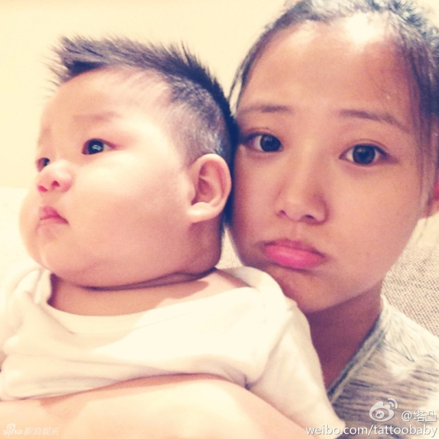 王学兵娇妻卖萌抱着儿子
