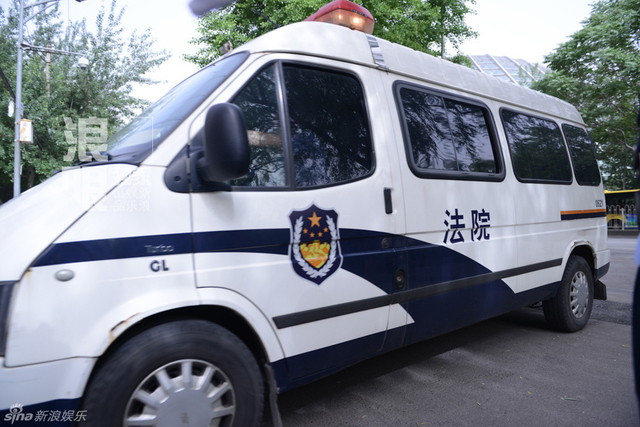 记者等候李代沫案开庭