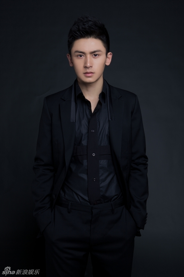 张哲瀚黑白西服诠释多面