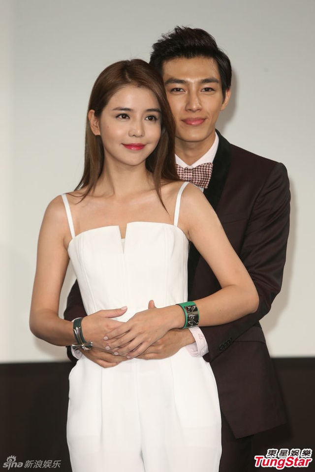 40/48新浪娱乐讯 炎亚纶,李毓芬22日现身签书会,模样帅气的男神被问到