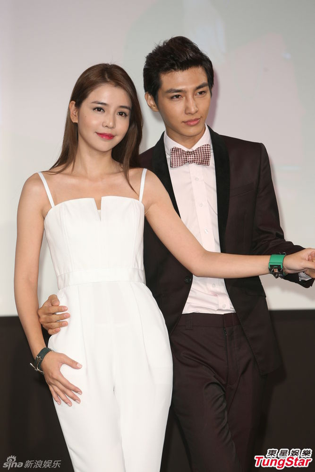 44/48新浪娱乐讯 炎亚纶,李毓芬22日现身签书会,模样帅气的男神被问到