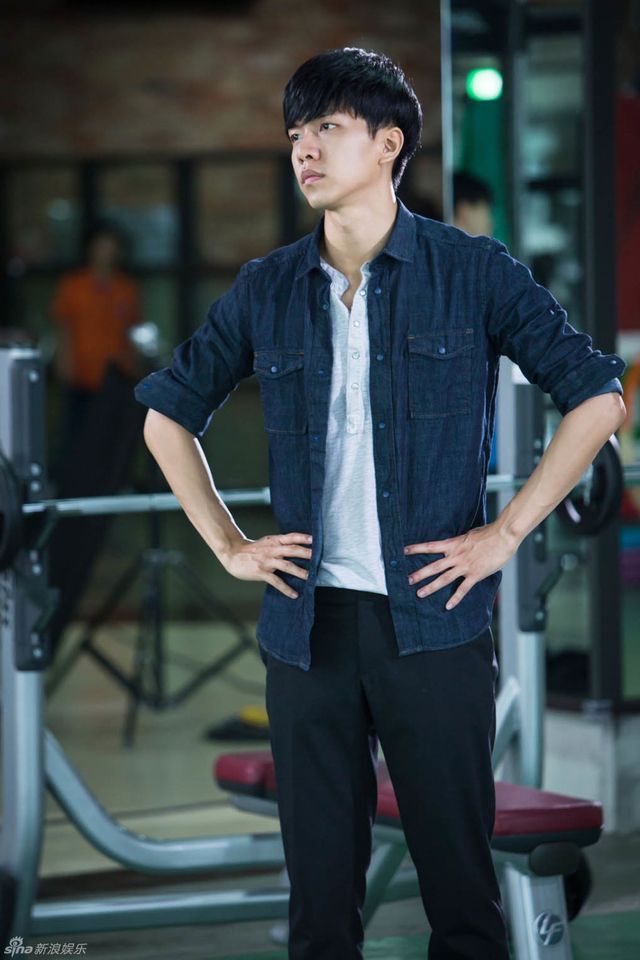 李升基伤愈归组 《包围》片场照难掩疲惫