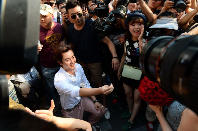 高梓淇单膝跪地