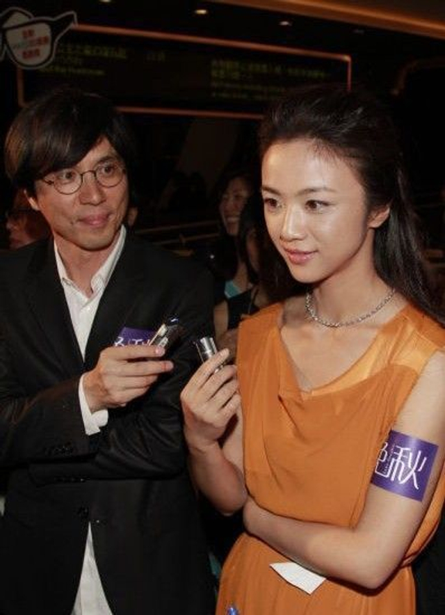 汤唯与导演金泰勇宣传《晚秋》