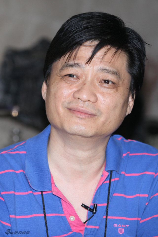 从表情看得出对此事的态度很放松