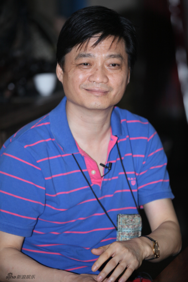 崔永元抿嘴微笑