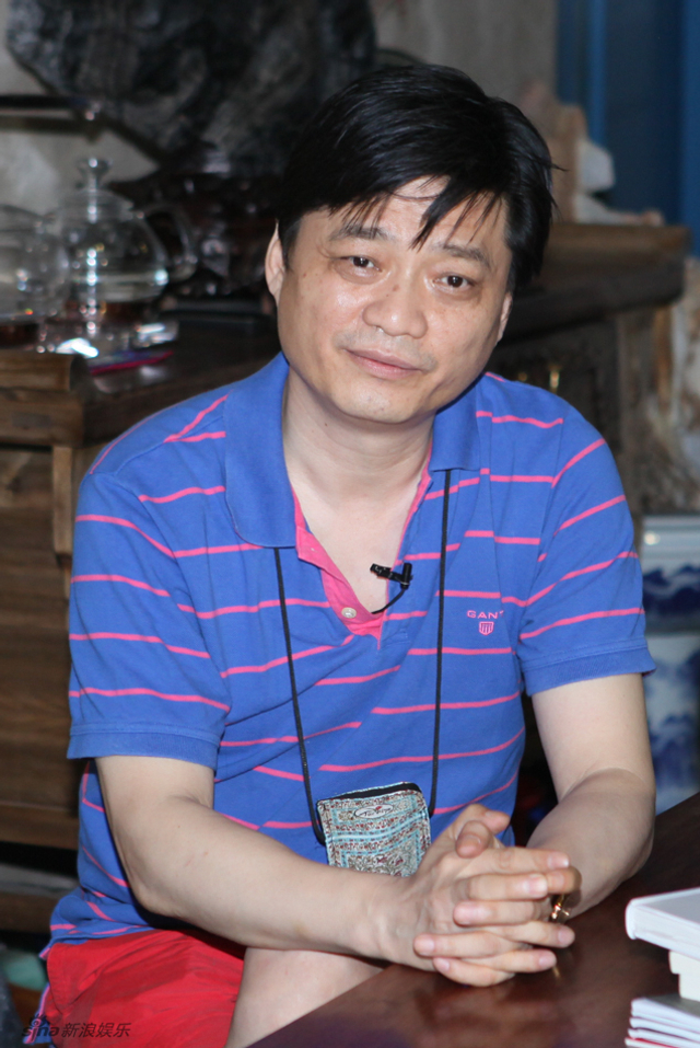 崔永元认真聆听记者问题