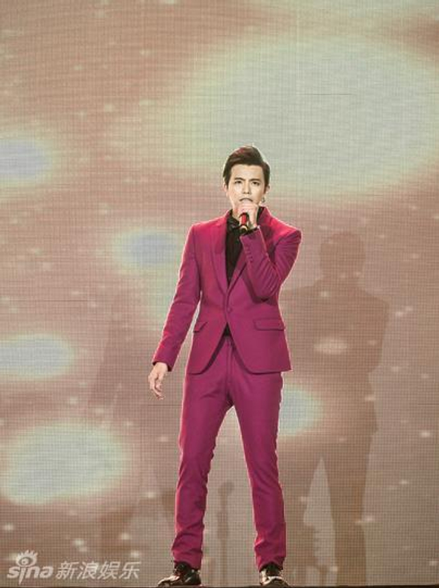 黄鸿升热情开唱