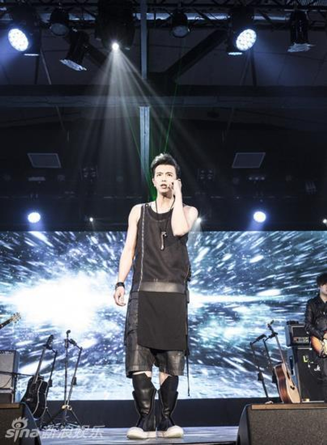 黄鸿升热情开唱