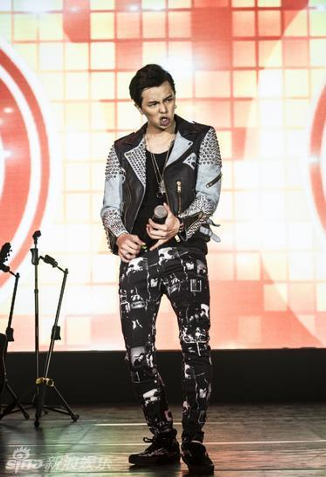 黄鸿升热情开唱